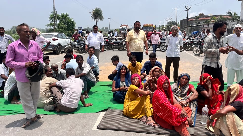 पति के जाने का दर्द। बिजनौर-नगीना रोड पर मोहित पेट्रो केमिकल के सामने सड़क दुर्घटना में पति की पति के जाने का दर्द। बिजनौर-नगीना रोड पर मोहित पेट्रो केमिकल के सामने सड़क दुर्घटना में पति की