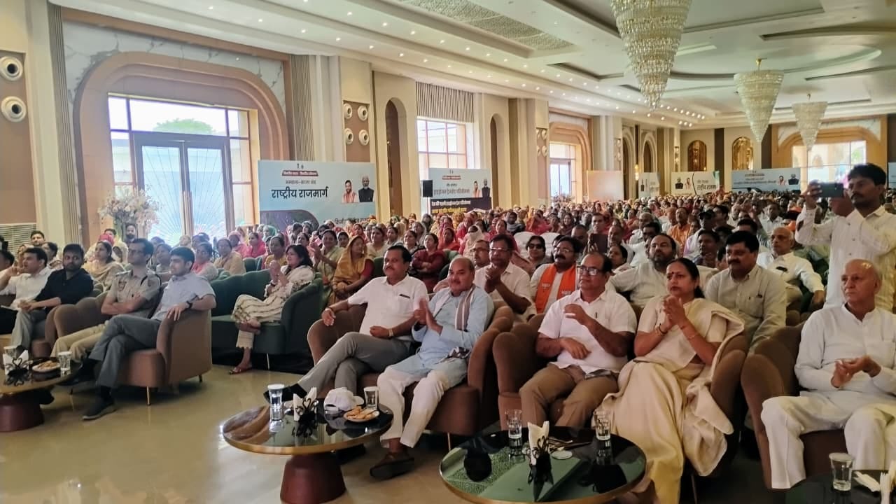 रेजांगला पार्क से जिमखाना क्लब तक ई-रैली को हरी झंडी दिखाकर रवाना करते रेवाड़ी विधायक लक्ष्मण स रेजांगला पार्क से जिमखाना क्लब तक ई-रैली को हरी झंडी दिखाकर रवाना करते रेवाड़ी विधायक लक्ष्मण स