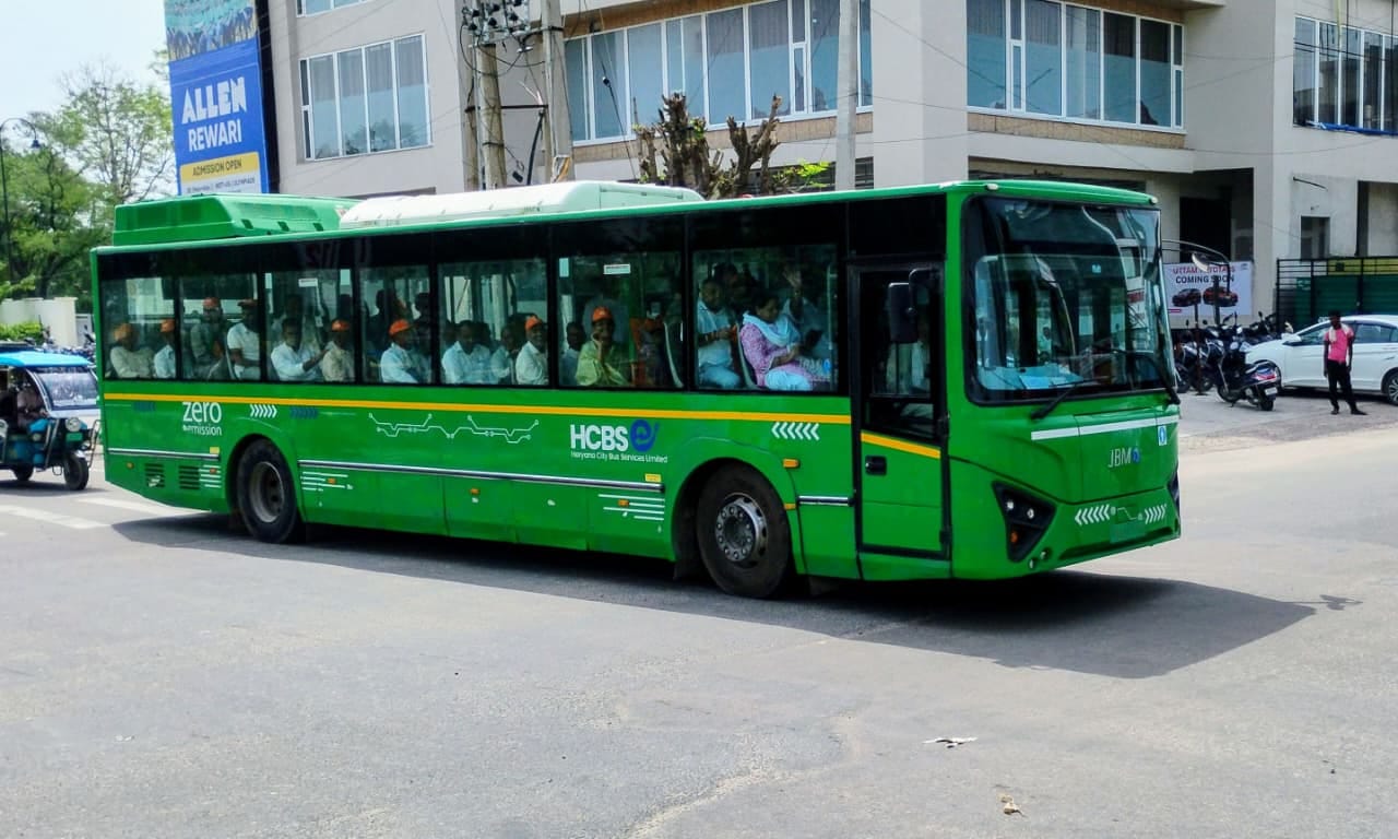रेजांगला पार्क से जिमखाना क्लब तक ई-रैली को हरी झंडी दिखाकर रवाना करते रेवाड़ी विधायक लक्ष्मण स रेजांगला पार्क से जिमखाना क्लब तक ई-रैली को हरी झंडी दिखाकर रवाना करते रेवाड़ी विधायक लक्ष्मण स