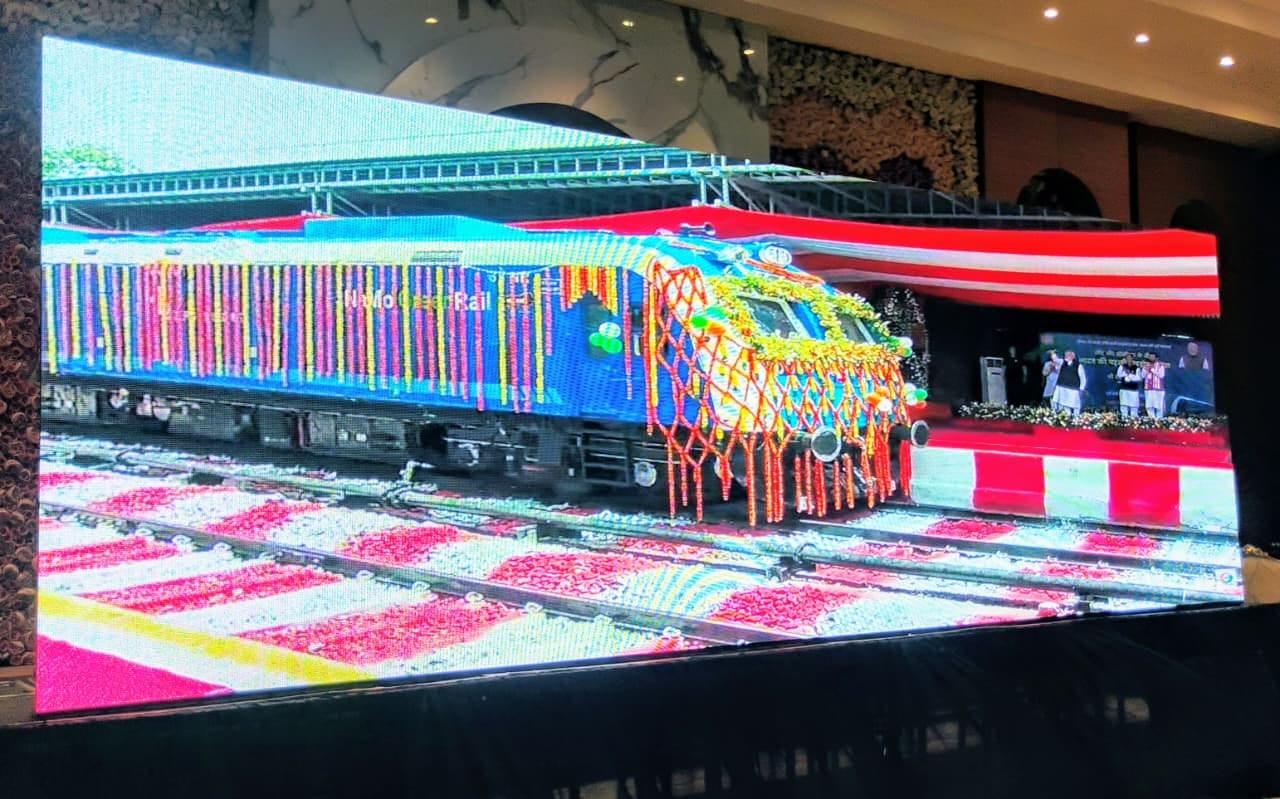 रेजांगला पार्क से जिमखाना क्लब तक ई-रैली को हरी झंडी दिखाकर रवाना करते रेवाड़ी विधायक लक्ष्मण स रेजांगला पार्क से जिमखाना क्लब तक ई-रैली को हरी झंडी दिखाकर रवाना करते रेवाड़ी विधायक लक्ष्मण स