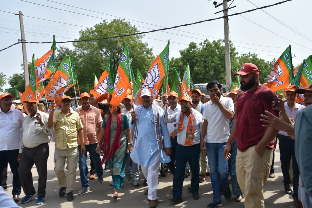 रेजांगला पार्क से जिमखाना क्लब तक ई-रैली को हरी झंडी दिखाकर रवाना करते रेवाड़ी विधायक लक्ष्मण स रेजांगला पार्क से जिमखाना क्लब तक ई-रैली को हरी झंडी दिखाकर रवाना करते रेवाड़ी विधायक लक्ष्मण स