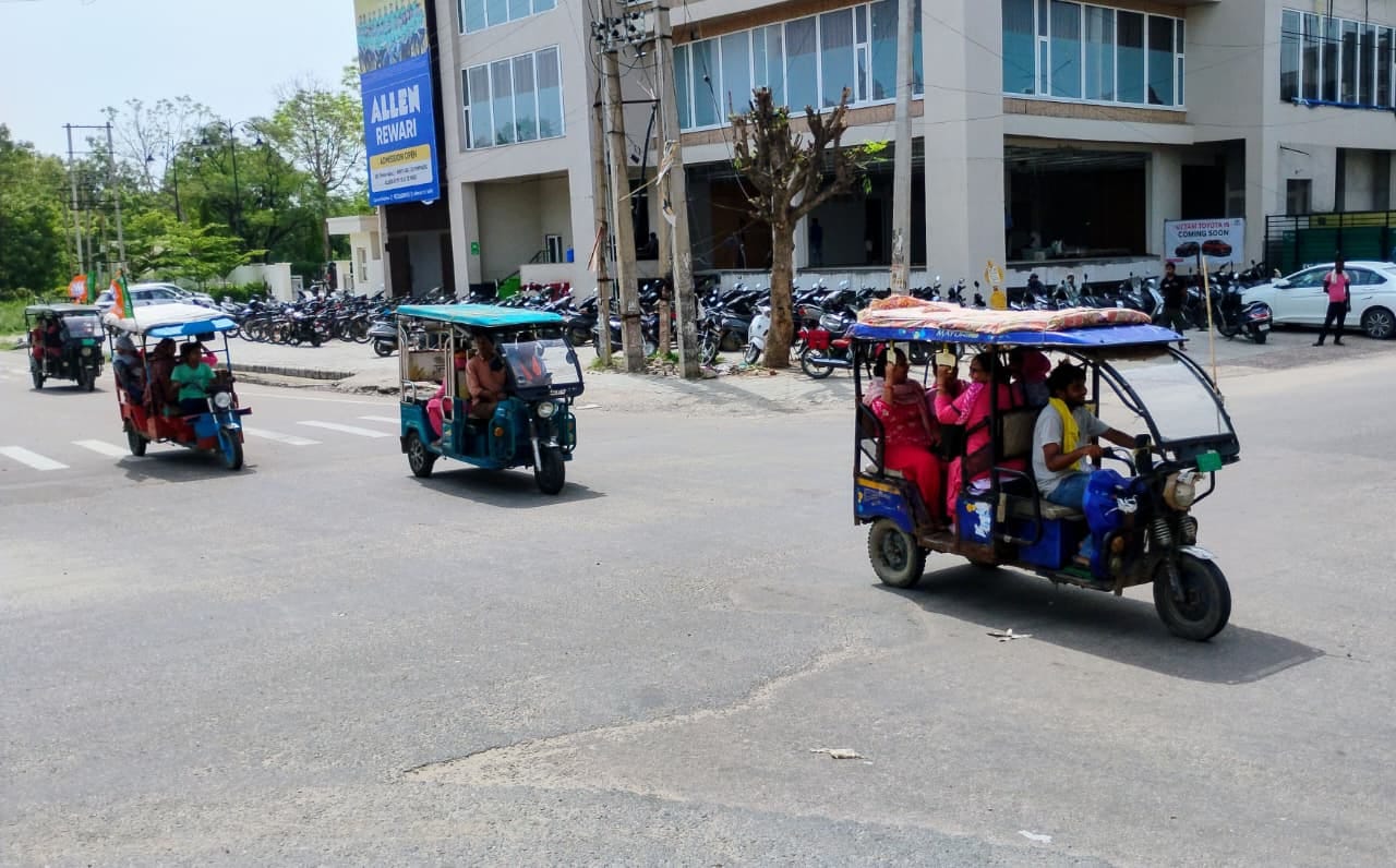रेजांगला पार्क से जिमखाना क्लब तक ई-रैली को हरी झंडी दिखाकर रवाना करते रेवाड़ी विधायक लक्ष्मण स रेजांगला पार्क से जिमखाना क्लब तक ई-रैली को हरी झंडी दिखाकर रवाना करते रेवाड़ी विधायक लक्ष्मण स