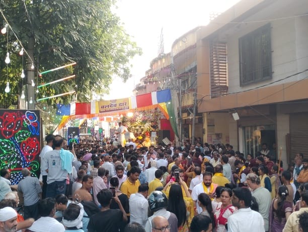 रथ यात्रा के दौरान उमड़ी भक्तों की भीड़। संवाद