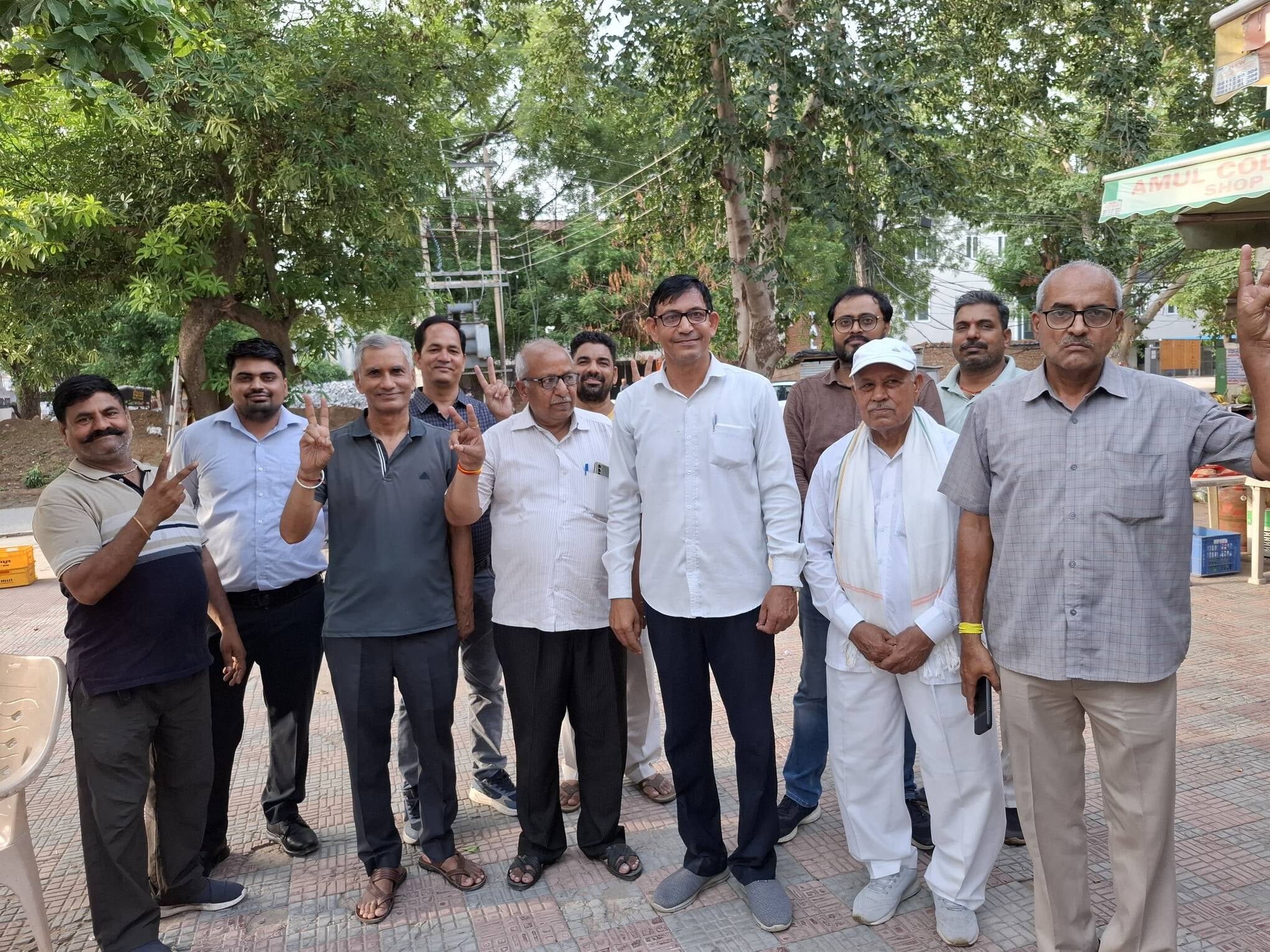राउंउ मार्केट में व्यापारियों से मुलाकात करते सामाजिक संगठन लोक सेवा मंच के पदाधिकारी। स्त्रोत राउंउ मार्केट में व्यापारियों से मुलाकात करते सामाजिक संगठन लोक सेवा मंच के पदाधिकारी। स्त्रोत