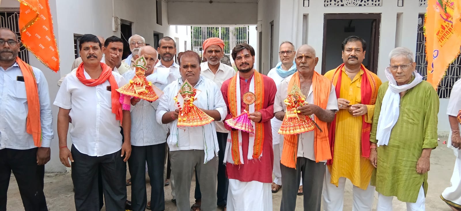 सुहवल गांव में निकली भगवान जगन्नाथ की वार्षिक रथयात्रा में शामिल श्रद्धालु। संवाद