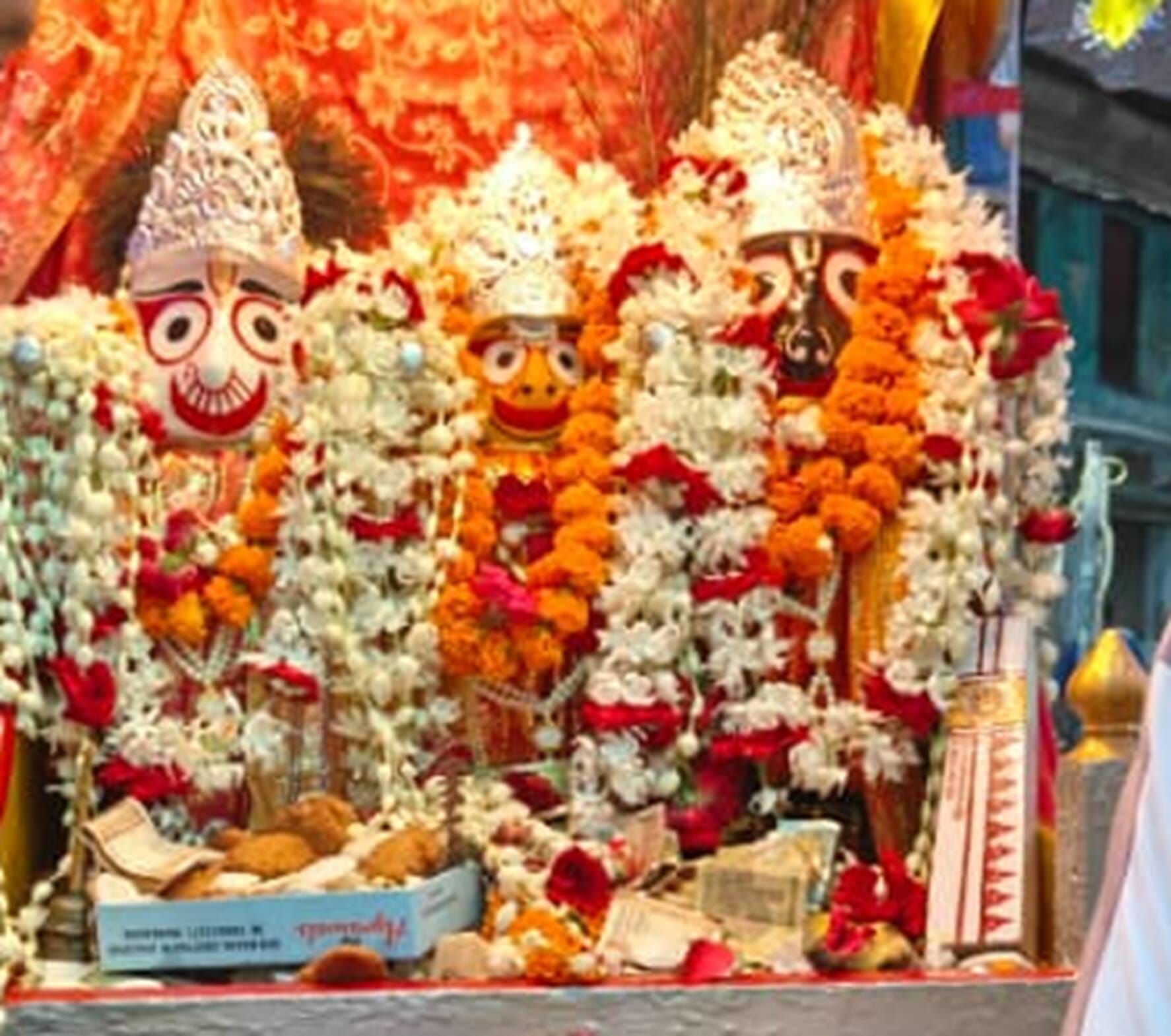 सुहवल गांव में निकली भगवान जगन्नाथ की वार्षिक रथयात्रा में शामिल श्रद्धालु। संवाद