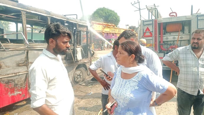दिल्ली देहरादून हाईवे पर जलती हुई रोडवेज बस स्रोत वीडियो दिल्ली देहरादून हाईवे पर जलती हुई रोडवेज बस स्रोत वीडियो