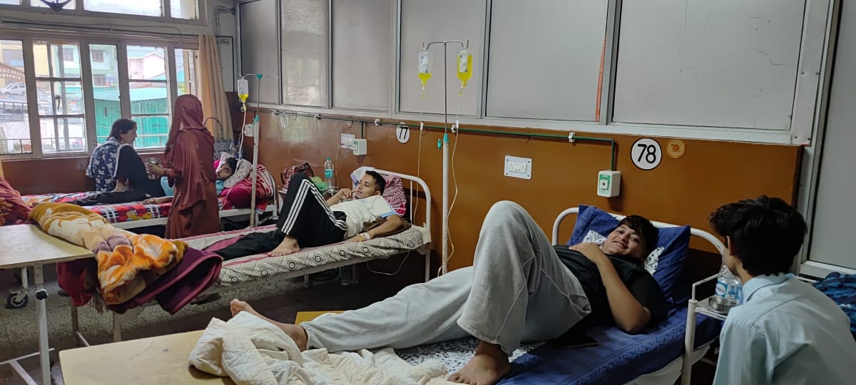 धर्मशाला अस्पताल के शिशु वार्ड में पीलिया के उपचार के लिए एडमिट एक परिवार के तीन बच्चे। अमर उज