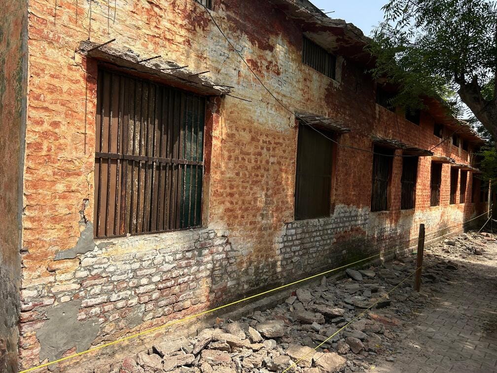 10-रोहतक के राजकीय कन्या उच्च विद्यालय गिझी के जर्जर कमरें में लगा डिजिटल बोर्ड। संवाद 10-रोहतक के राजकीय कन्या उच्च विद्यालय गिझी के जर्जर कमरें में लगा डिजिटल बोर्ड। संवाद