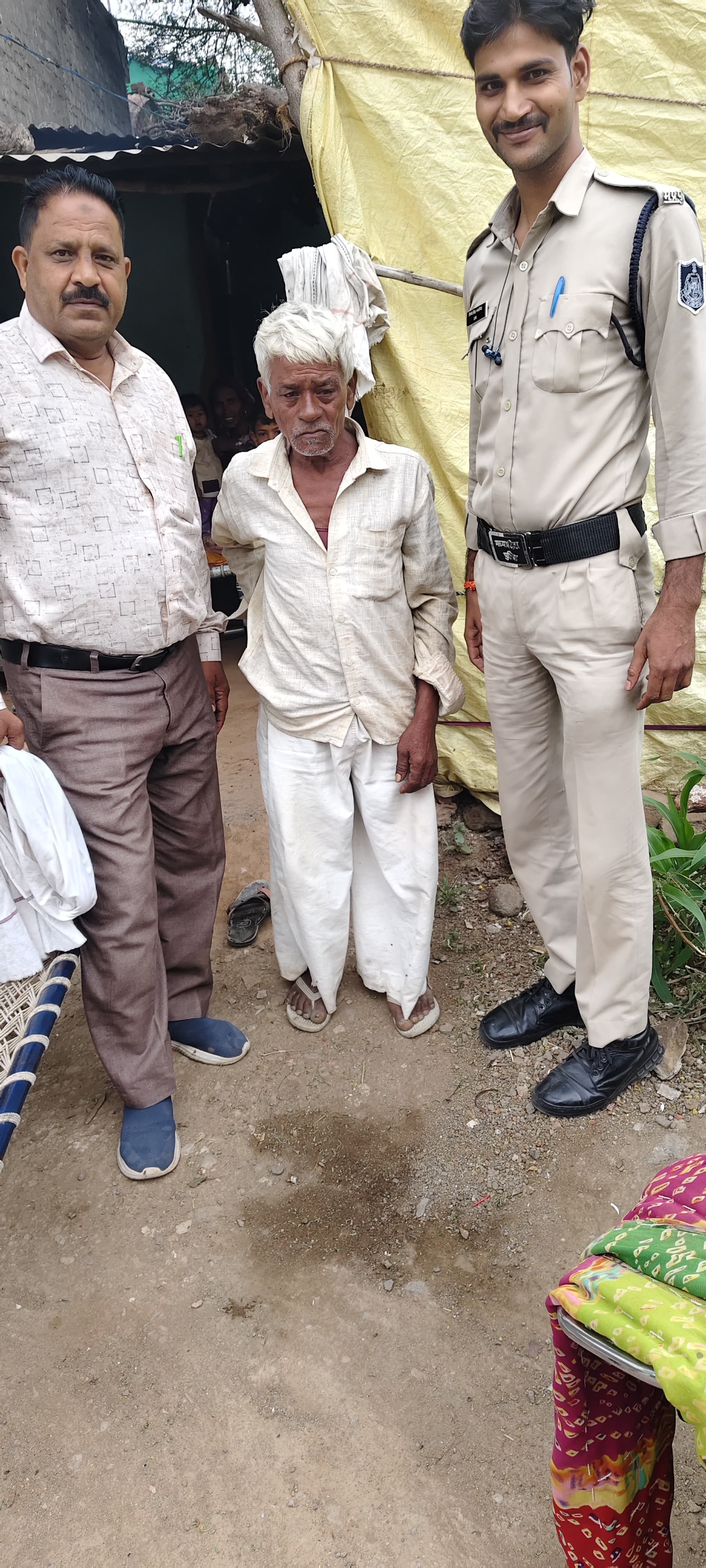 36 साल बाद पुलिस ने किसान बनकर खेत से पकड़ा फरार वारंटी 36 साल बाद पुलिस ने किसान बनकर खेत से पकड़ा फरार वारंटी