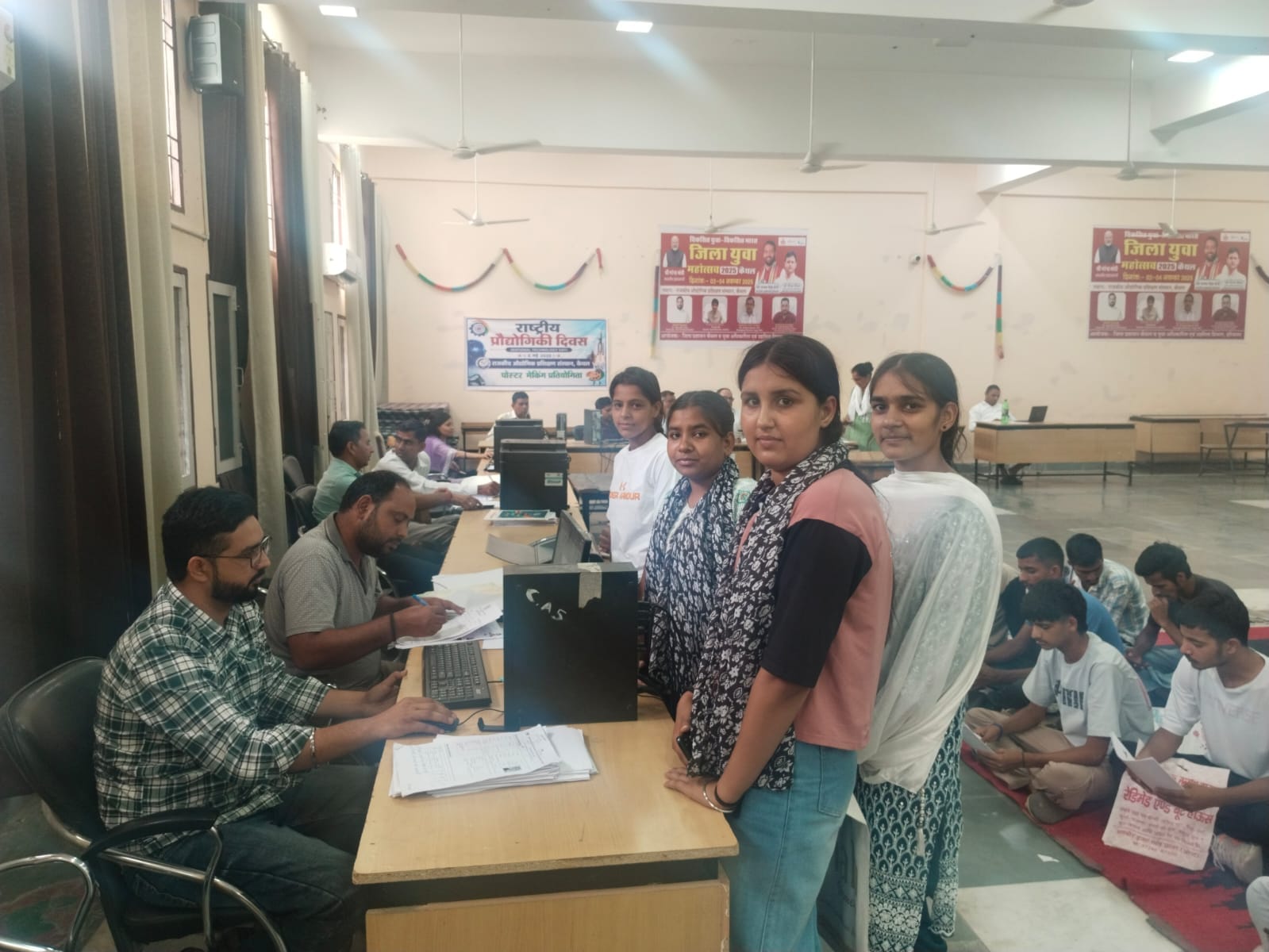 आईटीआई में दाखिला लेने के लिए पहुंचे अभ्यार्थी व बैठे हुए स्टाफ सदस्य। संवाद आईटीआई में दाखिला लेने के लिए पहुंचे अभ्यार्थी व बैठे हुए स्टाफ सदस्य। संवाद