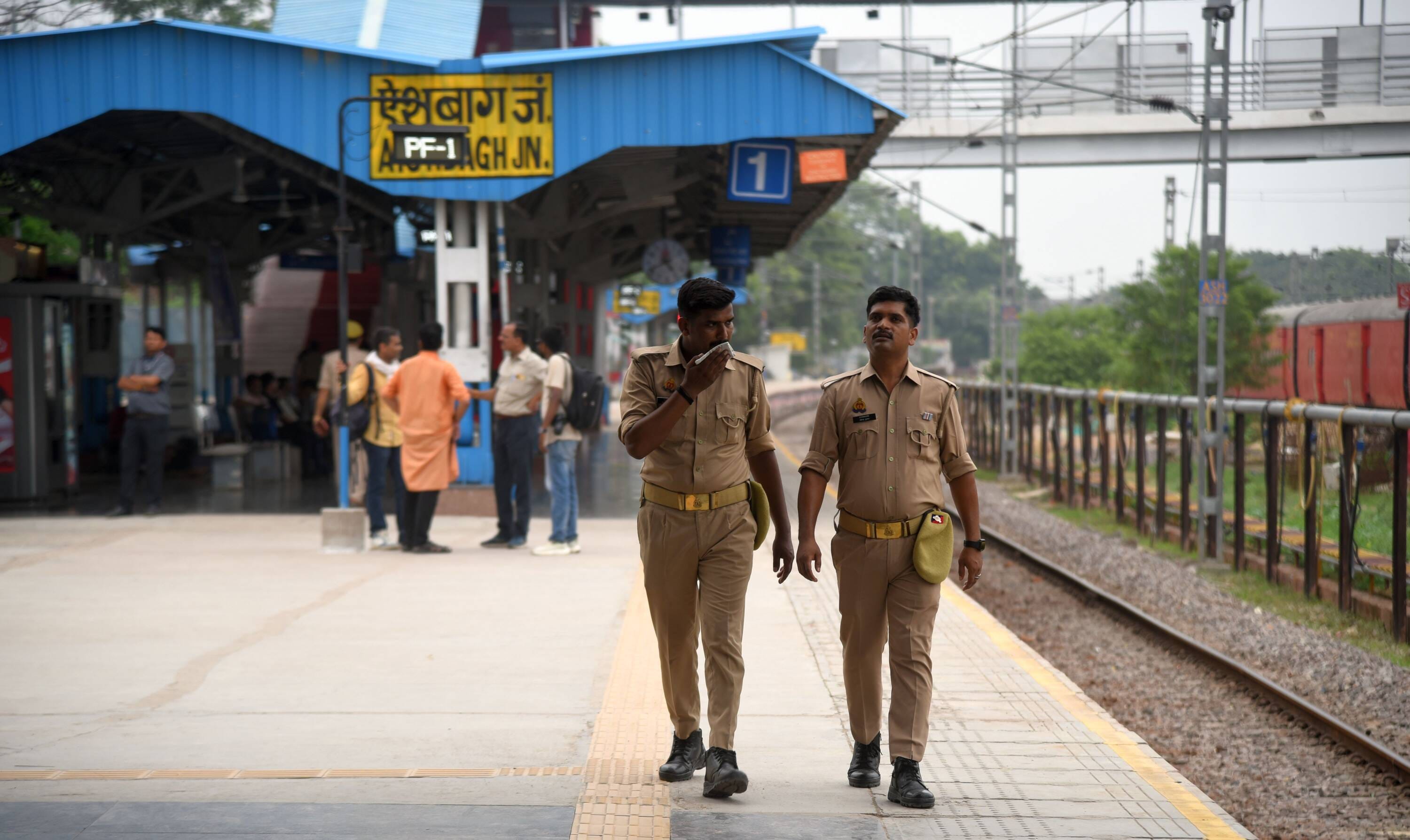 ऐशबाग रेलवे स्टेशन और कार्यक्रम में मौजूद डिप्टी सीएम व अन्य। ऐशबाग रेलवे स्टेशन और कार्यक्रम में मौजूद डिप्टी सीएम व अन्य।