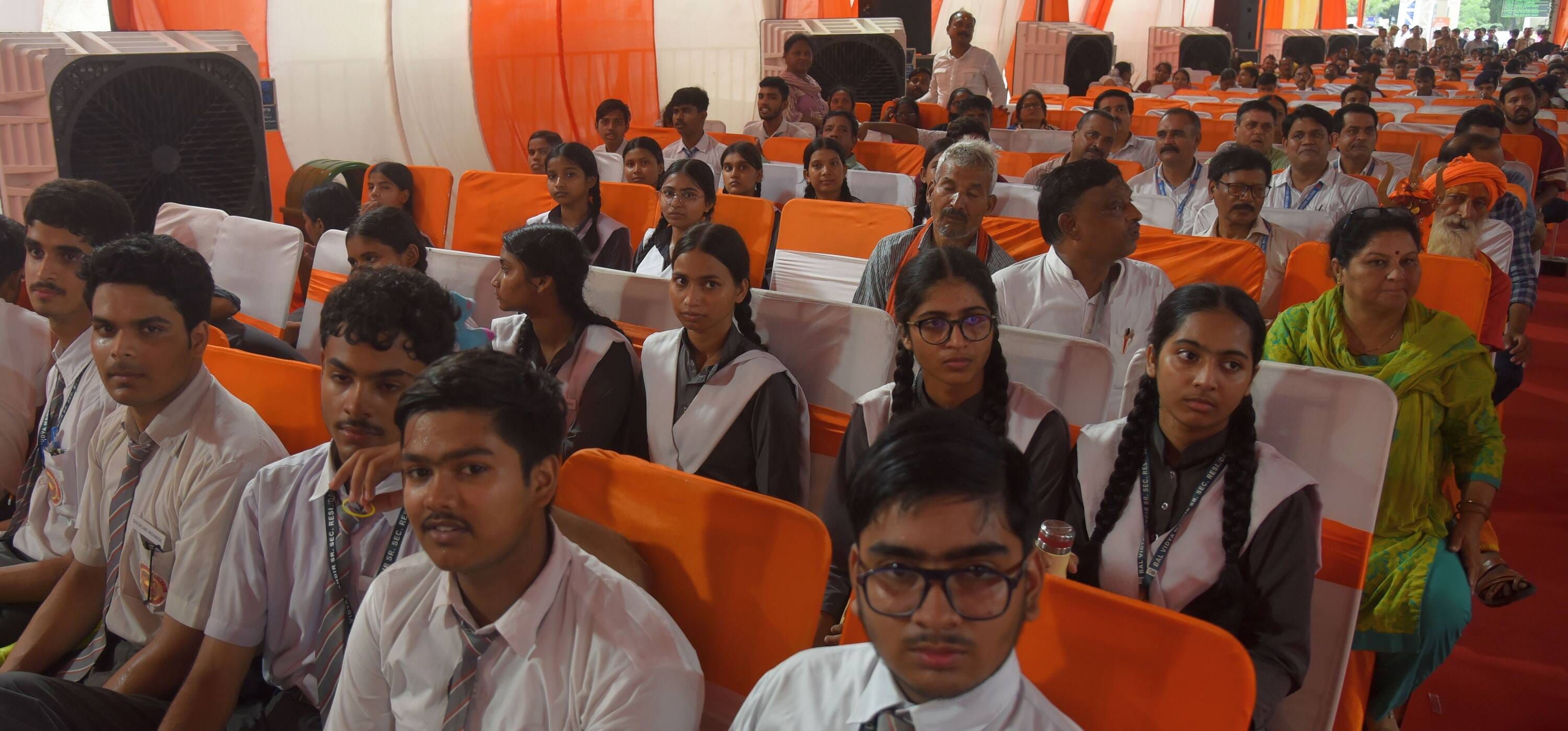 ऐशबाग रेलवे स्टेशन और कार्यक्रम में मौजूद डिप्टी सीएम व अन्य। ऐशबाग रेलवे स्टेशन और कार्यक्रम में मौजूद डिप्टी सीएम व अन्य।