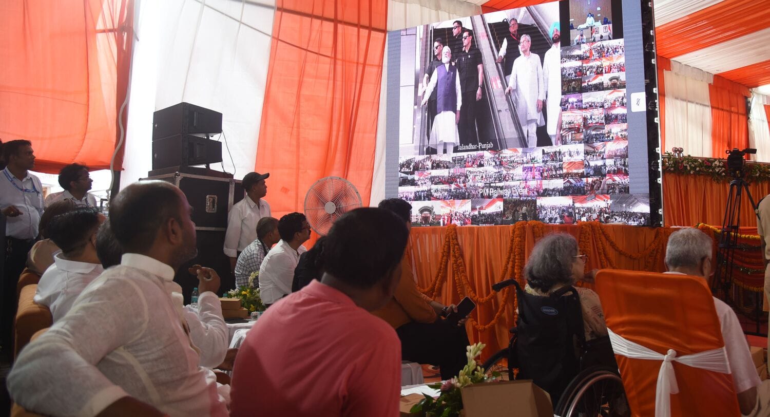 ऐशबाग रेलवे स्टेशन और कार्यक्रम में मौजूद डिप्टी सीएम व अन्य। ऐशबाग रेलवे स्टेशन और कार्यक्रम में मौजूद डिप्टी सीएम व अन्य।