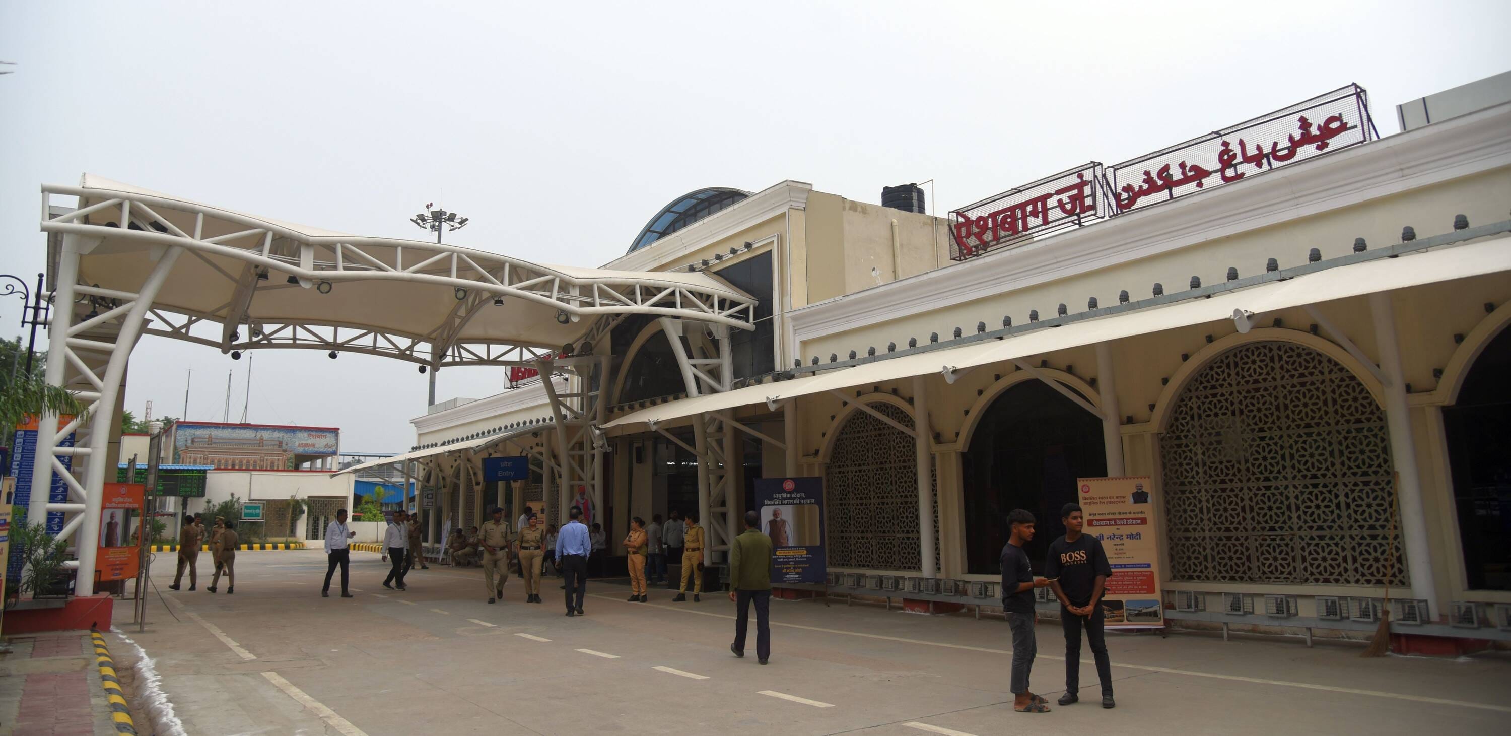 ऐशबाग रेलवे स्टेशन और कार्यक्रम में मौजूद डिप्टी सीएम व अन्य। ऐशबाग रेलवे स्टेशन और कार्यक्रम में मौजूद डिप्टी सीएम व अन्य।
