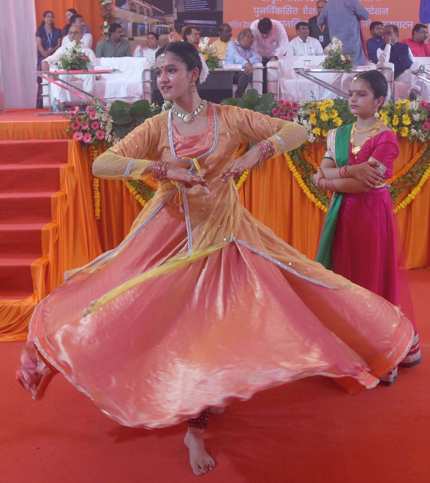 ऐशबाग रेलवे स्टेशन और कार्यक्रम में मौजूद डिप्टी सीएम व अन्य। ऐशबाग रेलवे स्टेशन और कार्यक्रम में मौजूद डिप्टी सीएम व अन्य।