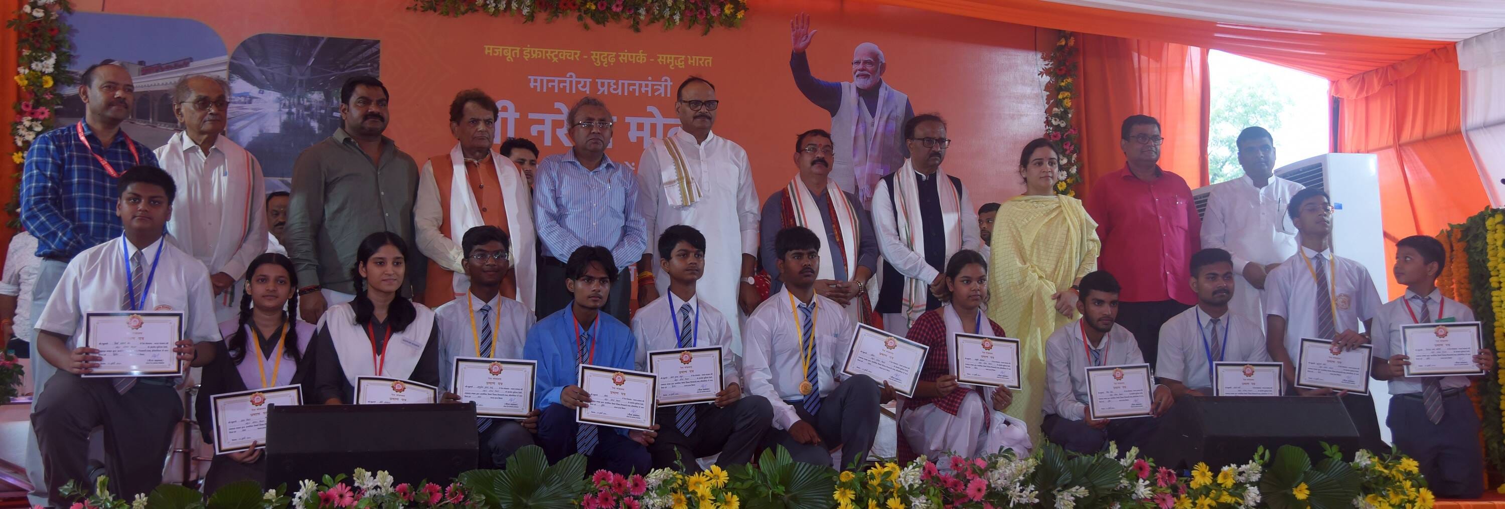 ऐशबाग रेलवे स्टेशन और कार्यक्रम में मौजूद डिप्टी सीएम व अन्य। ऐशबाग रेलवे स्टेशन और कार्यक्रम में मौजूद डिप्टी सीएम व अन्य।