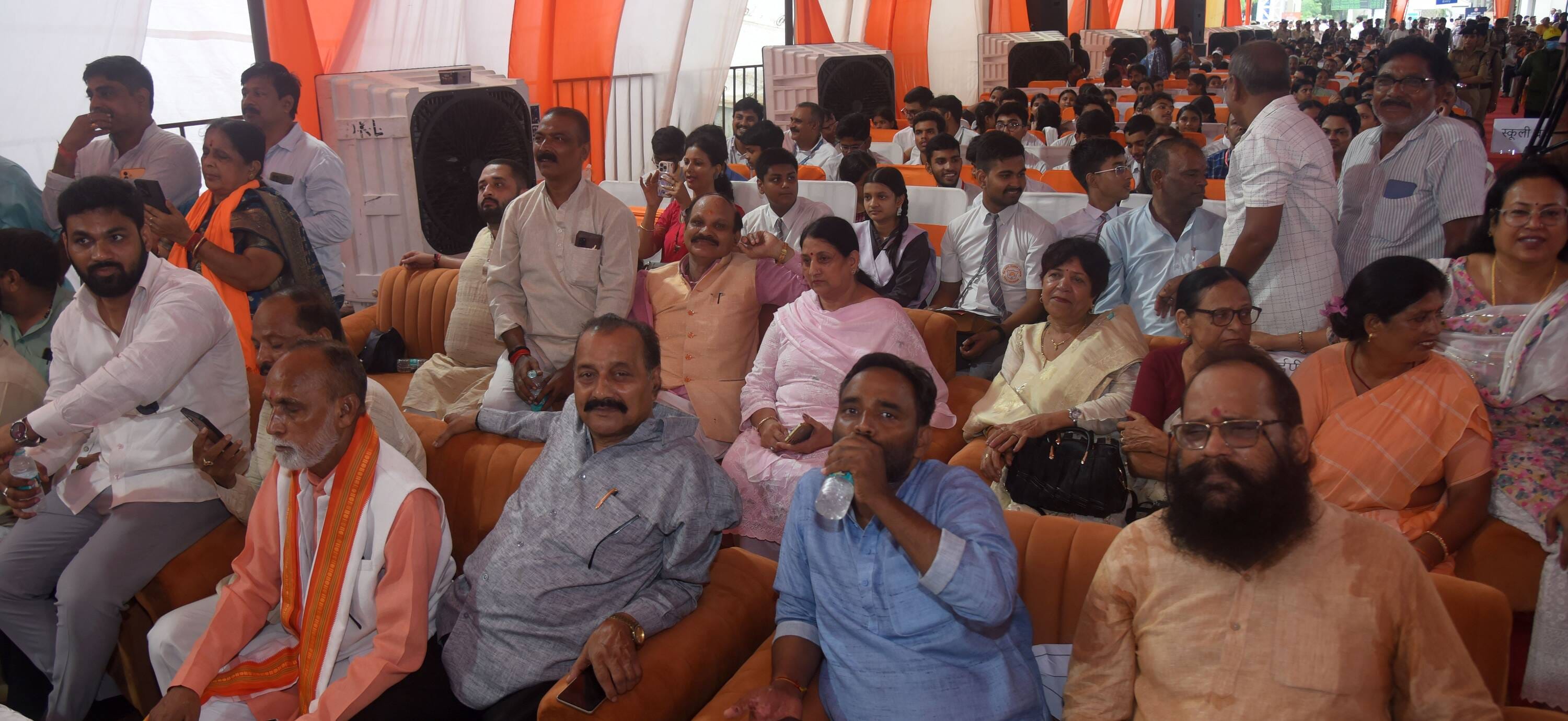 ऐशबाग रेलवे स्टेशन और कार्यक्रम में मौजूद डिप्टी सीएम व अन्य। ऐशबाग रेलवे स्टेशन और कार्यक्रम में मौजूद डिप्टी सीएम व अन्य।