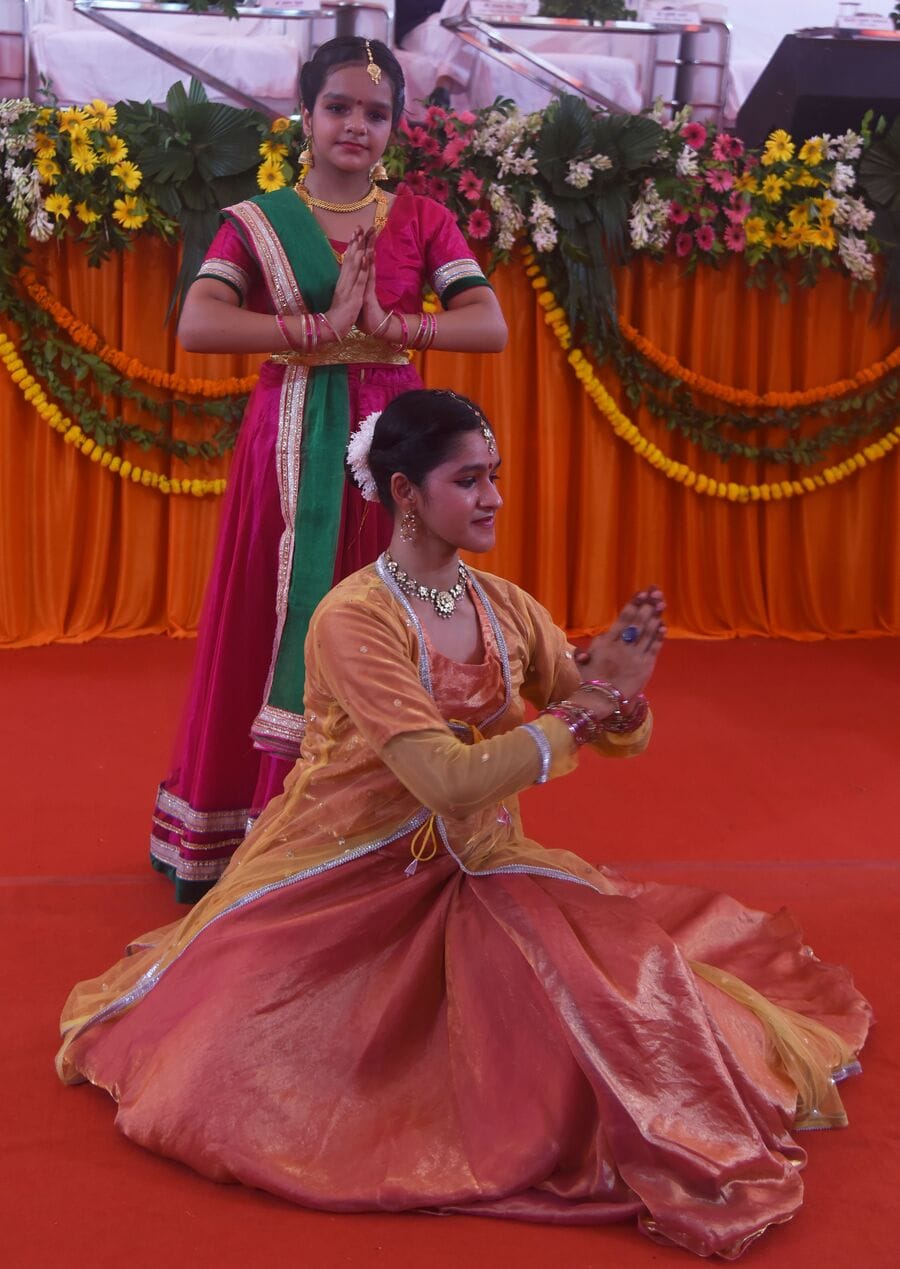 ऐशबाग रेलवे स्टेशन और कार्यक्रम में मौजूद डिप्टी सीएम व अन्य। ऐशबाग रेलवे स्टेशन और कार्यक्रम में मौजूद डिप्टी सीएम व अन्य।