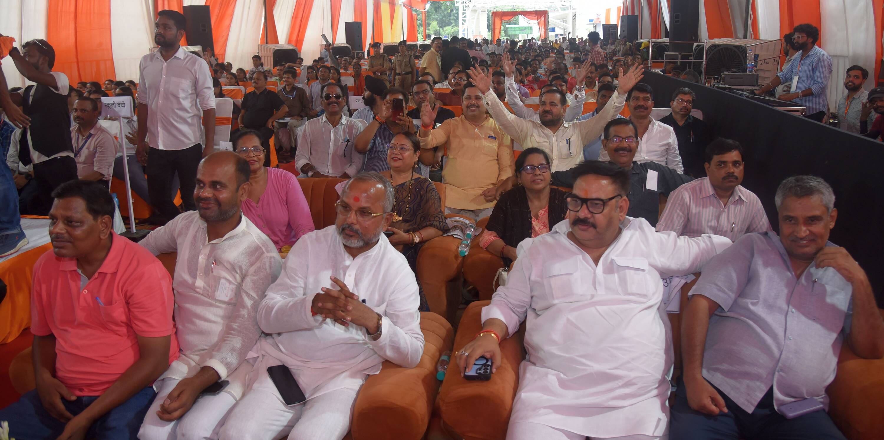 ऐशबाग रेलवे स्टेशन और कार्यक्रम में मौजूद डिप्टी सीएम व अन्य। ऐशबाग रेलवे स्टेशन और कार्यक्रम में मौजूद डिप्टी सीएम व अन्य।