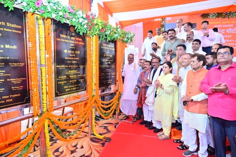ऐशबाग रेलवे स्टेशन और कार्यक्रम में मौजूद डिप्टी सीएम व अन्य। ऐशबाग रेलवे स्टेशन और कार्यक्रम में मौजूद डिप्टी सीएम व अन्य।