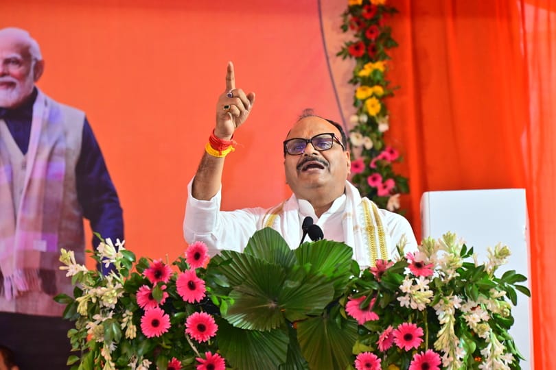 ऐशबाग रेलवे स्टेशन और कार्यक्रम में मौजूद डिप्टी सीएम व अन्य। ऐशबाग रेलवे स्टेशन और कार्यक्रम में मौजूद डिप्टी सीएम व अन्य।
