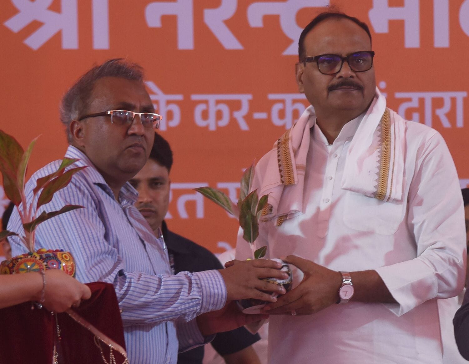 ऐशबाग रेलवे स्टेशन और कार्यक्रम में मौजूद डिप्टी सीएम व अन्य। ऐशबाग रेलवे स्टेशन और कार्यक्रम में मौजूद डिप्टी सीएम व अन्य।