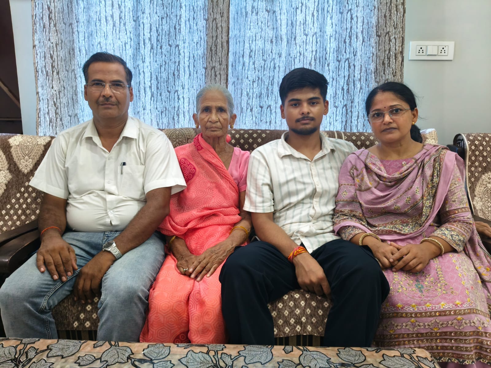 अपने माता-पिता के साथ पावनी। स्रोत: स्वयं अपने माता-पिता के साथ पावनी। स्रोत: स्वयं