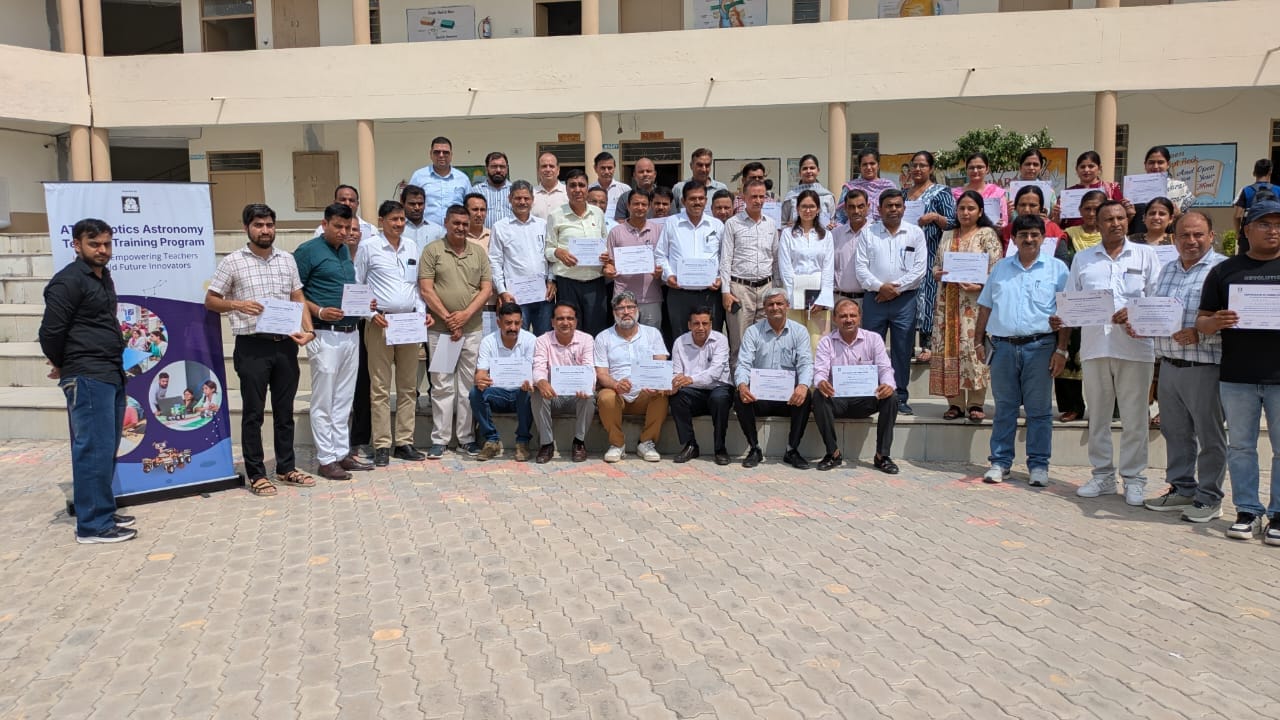 अटल टिंकरिंग लैब प्रशिक्षण में भाग लेते अध्यापक व अन्य। स्वयं