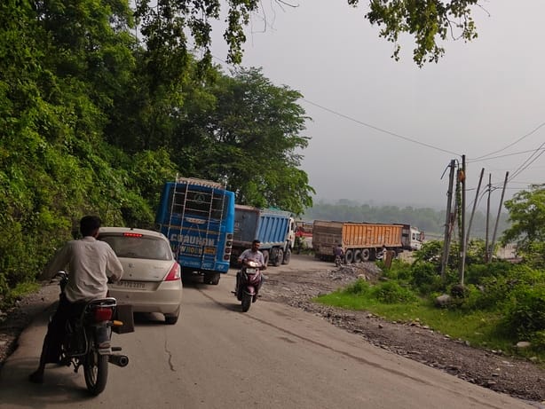 बांगरण पुल के समीप चढ़ाई में फंसे दो वाहन। संवाद बांगरण पुल के समीप चढ़ाई में फंसे दो वाहन। संवाद