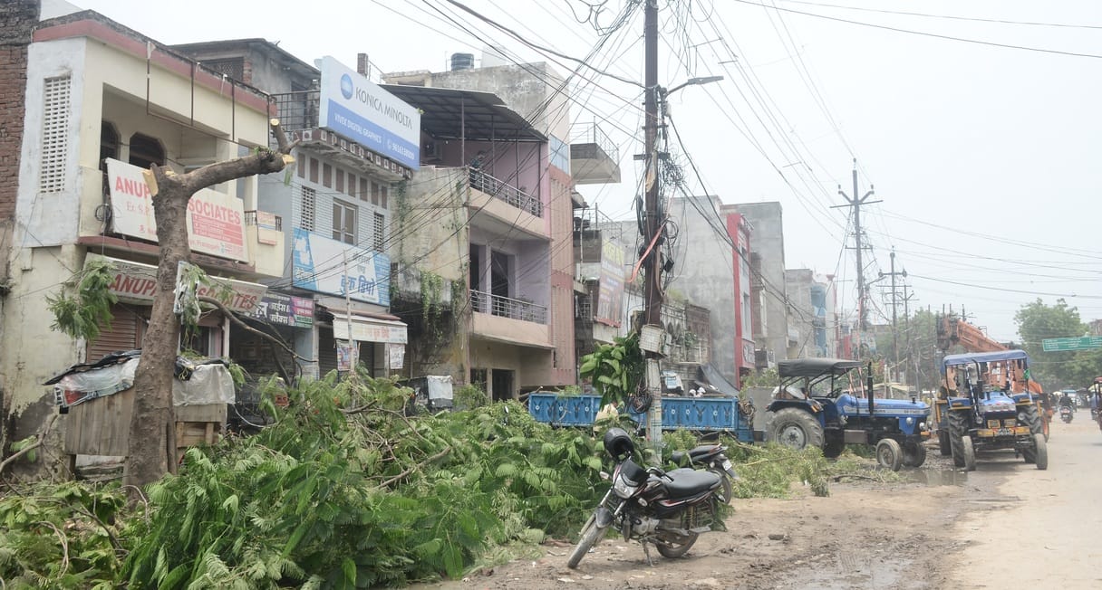 भंगवा चुंगी के समीप सियाराम कॉलोनी में बिजली न होने पर घर के बाहर बैठे गर्मी से बेहाल लोग। संवा भंगवा चुंगी के समीप सियाराम कॉलोनी में बिजली न होने पर घर के बाहर बैठे गर्मी से बेहाल लोग। संवा
