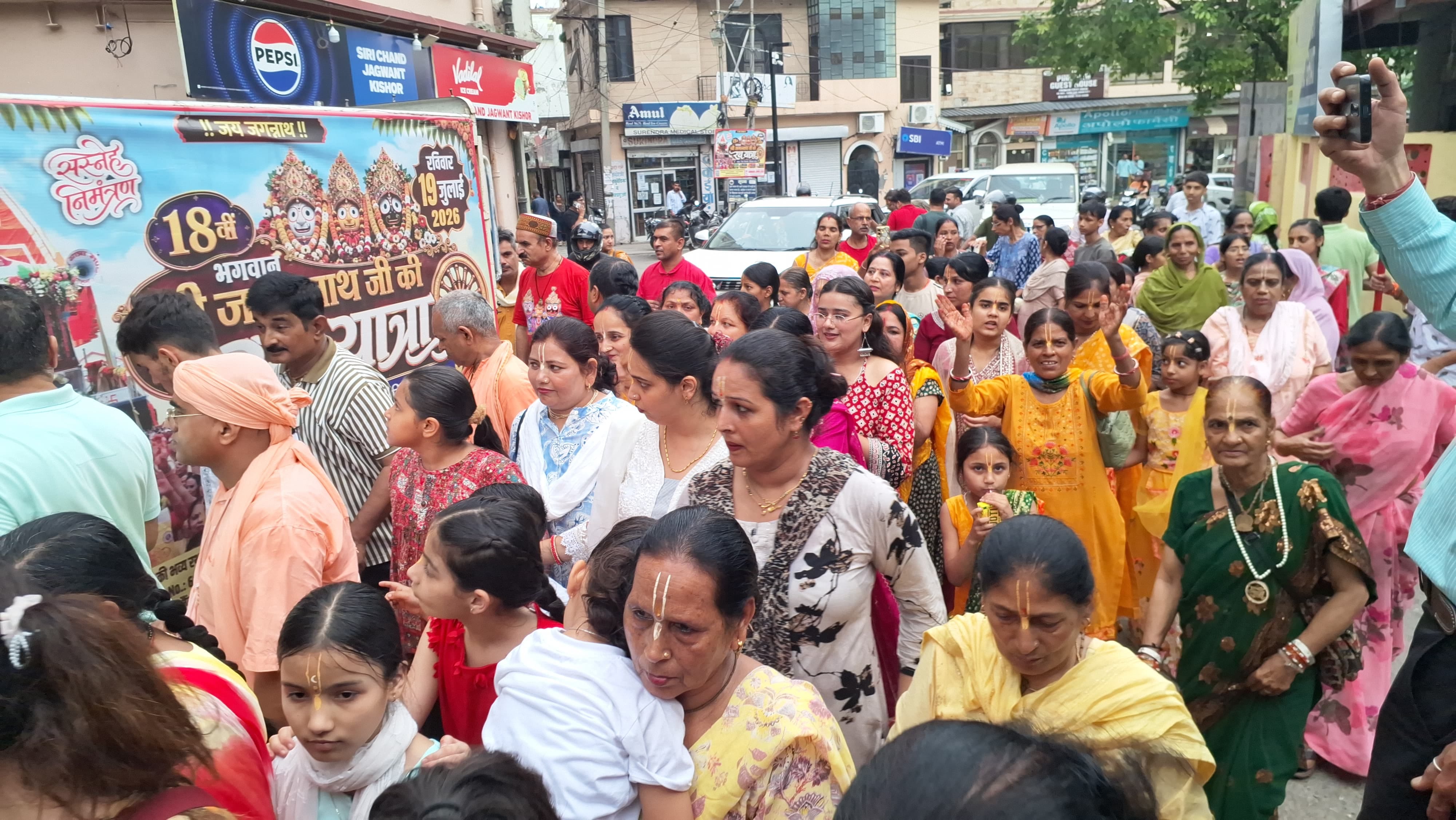 भगवान जगन्नाथ की रथ यात्रा से पूर्व नाहन में शोभायात्रा निकालते श्रद्धालु। संवाद भगवान जगन्नाथ की रथ यात्रा से पूर्व नाहन में शोभायात्रा निकालते श्रद्धालु। संवाद