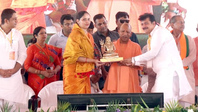 बिजनौर के वर्धमान कॉलेज में भाजपा के लोकार्पण व शिलान्यास कार्यक्रम में भीड़ का अभिवादन करते बिजनौर के वर्धमान कॉलेज में भाजपा के लोकार्पण व शिलान्यास कार्यक्रम में भीड़ का अभिवादन करते