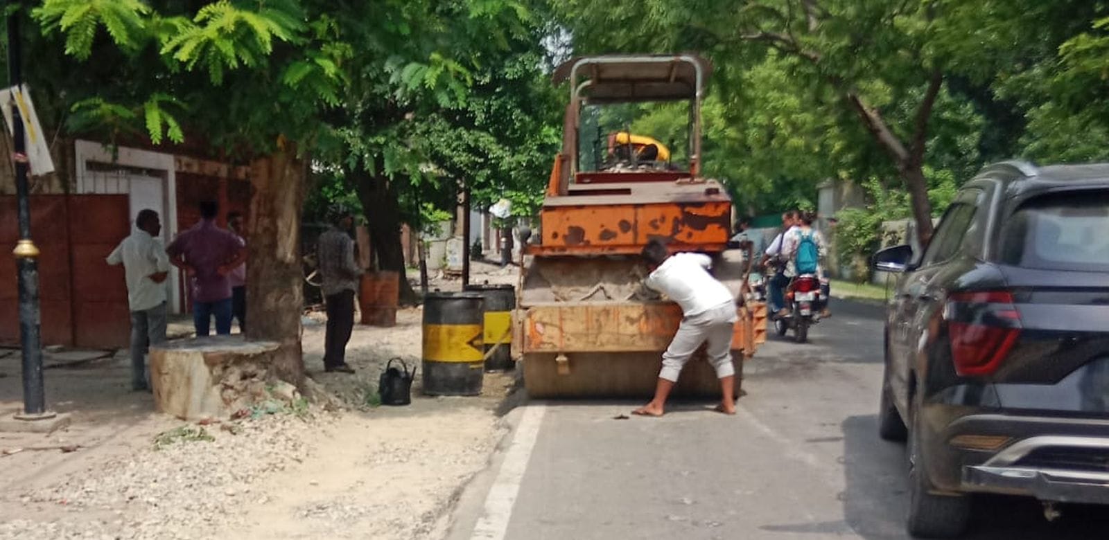 डीएम आवास के पास सड़क चौड़ीकरण काम के तहत डाला जा रहा कोलतार । संवाद डीएम आवास के पास सड़क चौड़ीकरण काम के तहत डाला जा रहा कोलतार । संवाद