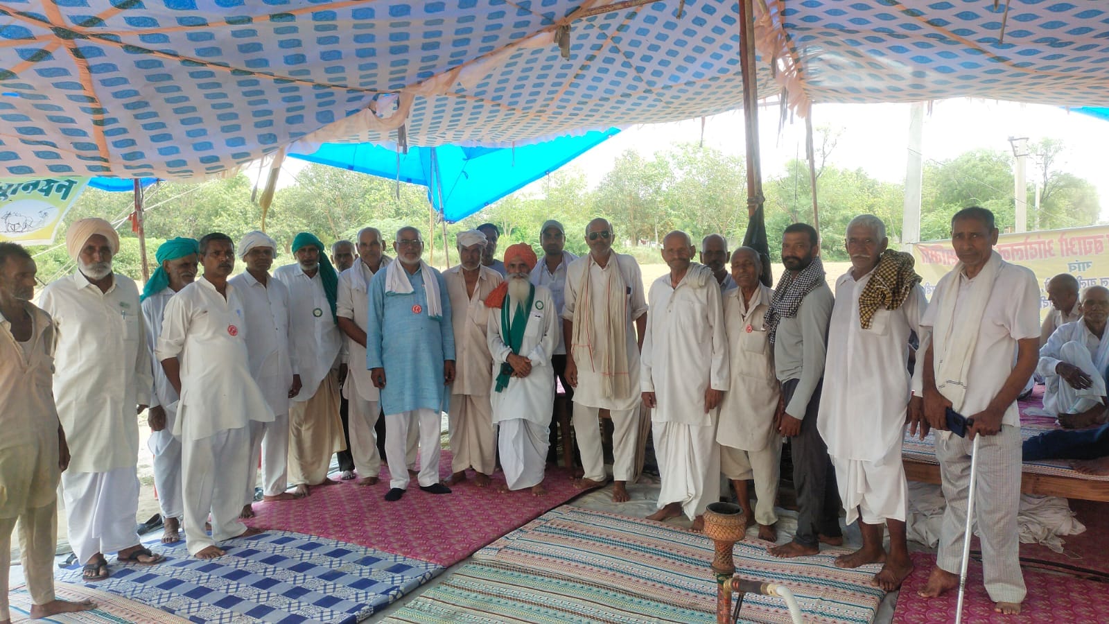 डंपिंग यार्ड पर मौजूद किसान और लोग। विज्ञप्ति