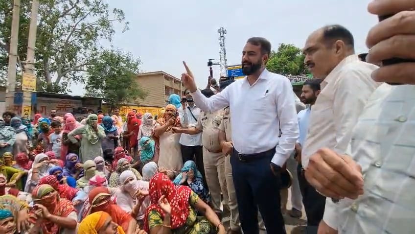 एनएच-334 बी पर जाम लगाए बैठी ग्रामीण महिलाएं। 