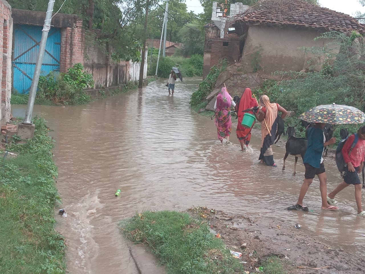 फोटो-10- शहर में बारिश के दौरान बस स्टैंड पर लोग बारिश से बचने के लिए परेशान नजर आए। संवाद