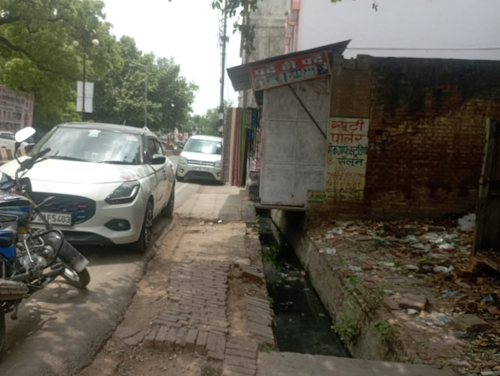 फोटो-10- विधिचंद मोहल्ले में दो घरों के बीच से निकले नाले का नजारा। संवाद फोटो-10- विधिचंद मोहल्ले में दो घरों के बीच से निकले नाले का नजारा। संवाद