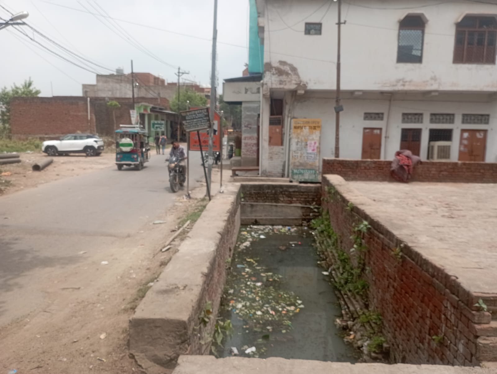 फोटो-10- विधिचंद मोहल्ले में दो घरों के बीच से निकले नाले का नजारा। संवाद फोटो-10- विधिचंद मोहल्ले में दो घरों के बीच से निकले नाले का नजारा। संवाद