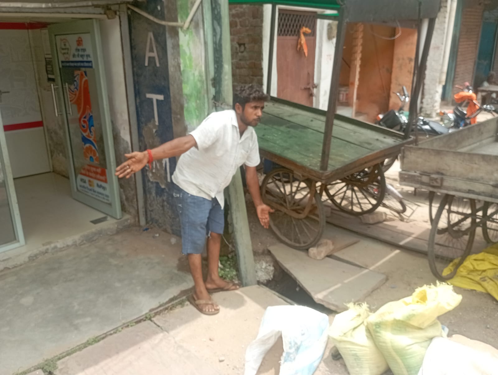फोटो-10- विधिचंद मोहल्ले में दो घरों के बीच से निकले नाले का नजारा। संवाद फोटो-10- विधिचंद मोहल्ले में दो घरों के बीच से निकले नाले का नजारा। संवाद