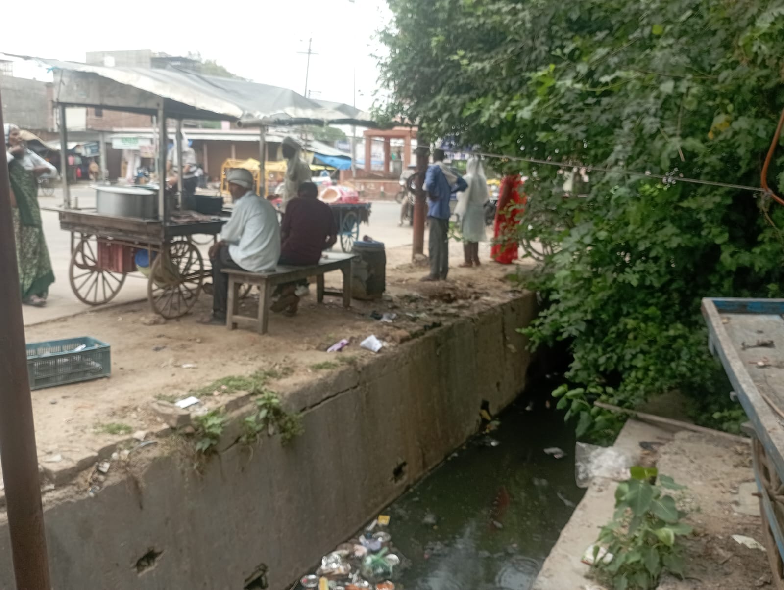 फोटो-10- विधिचंद मोहल्ले में दो घरों के बीच से निकले नाले का नजारा। संवाद फोटो-10- विधिचंद मोहल्ले में दो घरों के बीच से निकले नाले का नजारा। संवाद