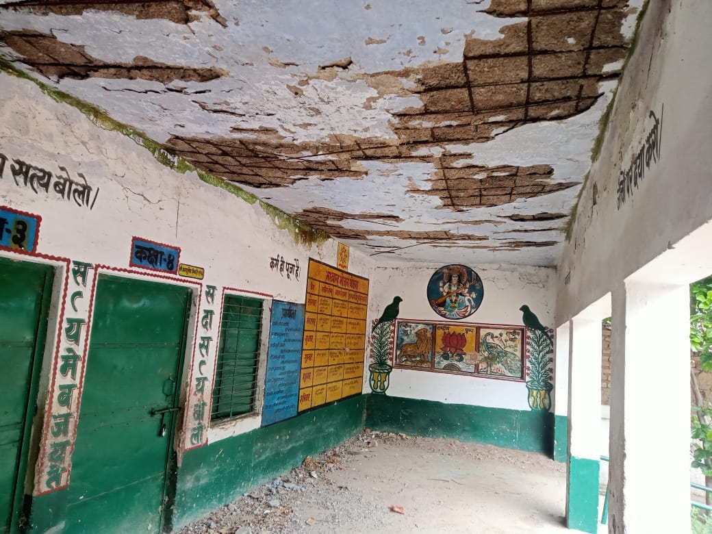 फोटो-15-जर्जर भवन पर अंकित निष्प्रयोज्य और नीचे ही बैठे बच्चे। फोटो-15-जर्जर भवन पर अंकित निष्प्रयोज्य और नीचे ही बैठे बच्चे।