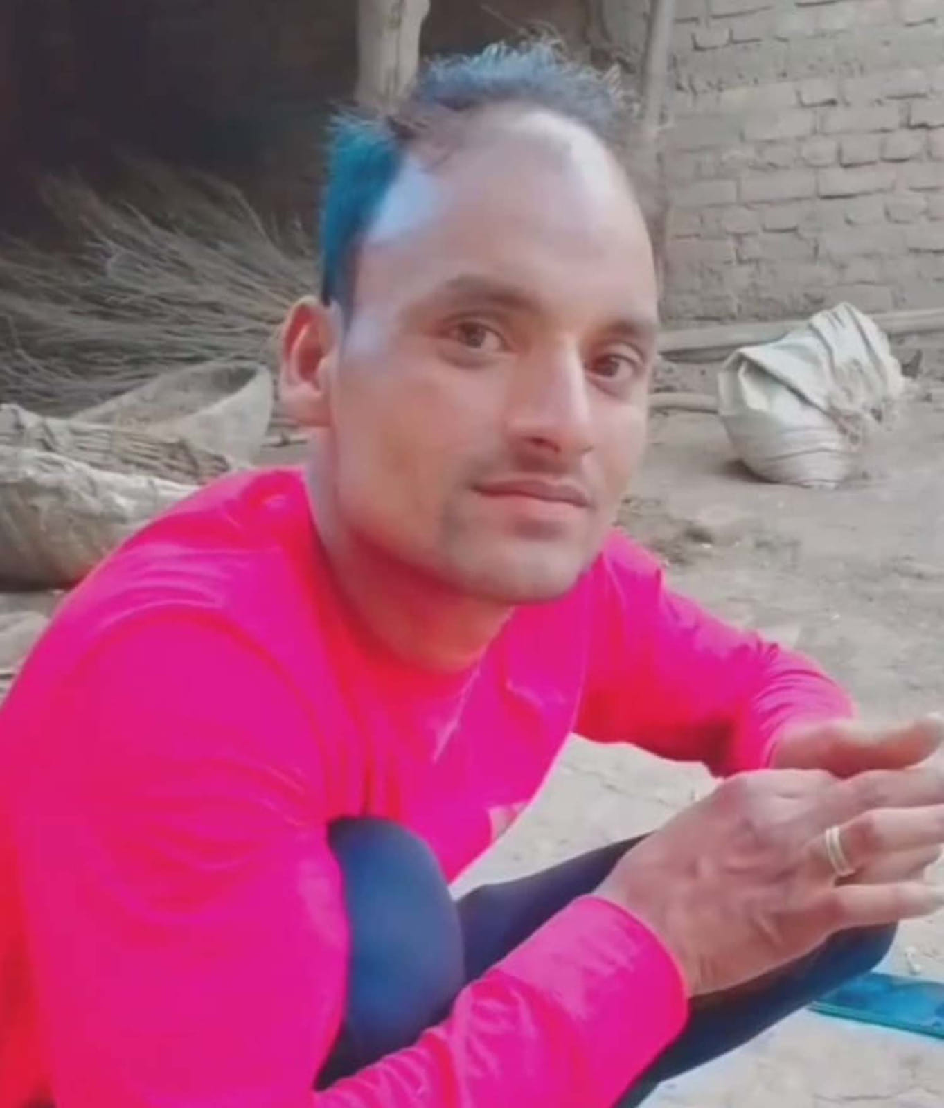 फोटो 17 एचएएमपी 12- राठ के नौरंगा में टूटे शिवलिंग को उनके स्थान पर रखता ग्रामीण। संवाद फोटो 17 एचएएमपी 12- राठ के नौरंगा में टूटे शिवलिंग को उनके स्थान पर रखता ग्रामीण। संवाद