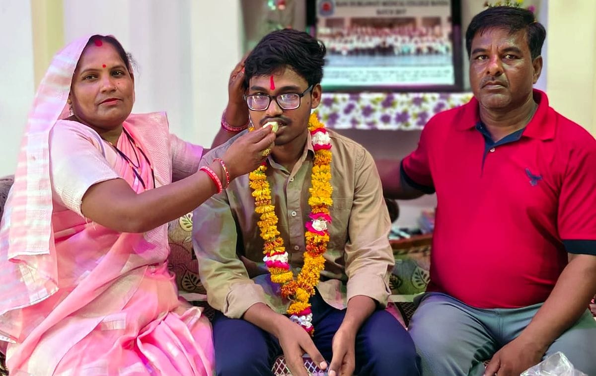 फोटो 17 एमएएचपी 20 परिचय-प्रखर सिंह का मुंह मीठा कराते माता-पिता। संवाद फोटो 17 एमएएचपी 20 परिचय-प्रखर सिंह का मुंह मीठा कराते माता-पिता। संवाद