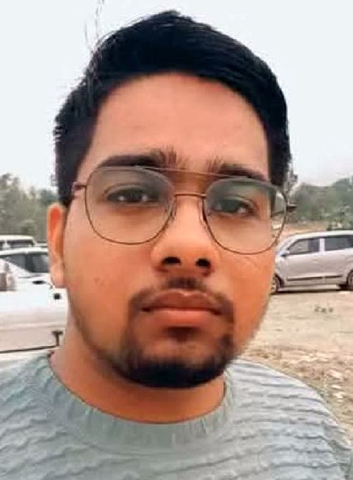 फोटो 17 एमएएचपी 20 परिचय-प्रखर सिंह का मुंह मीठा कराते माता-पिता। संवाद फोटो 17 एमएएचपी 20 परिचय-प्रखर सिंह का मुंह मीठा कराते माता-पिता। संवाद