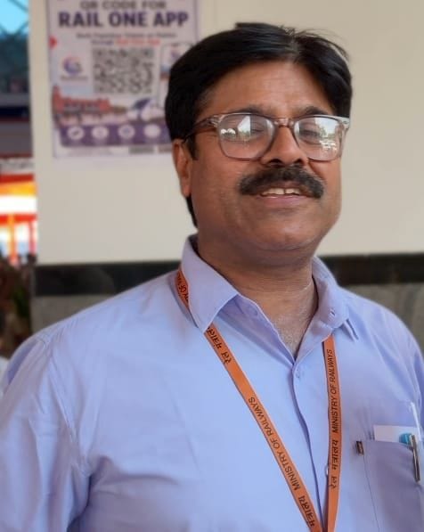 फोटो 17जेएनडी07-हाइड्रोजन ट्रेन में सवार होने से पहले उत्साहित बच्चे। संवाद फोटो 17जेएनडी07-हाइड्रोजन ट्रेन में सवार होने से पहले उत्साहित बच्चे। संवाद