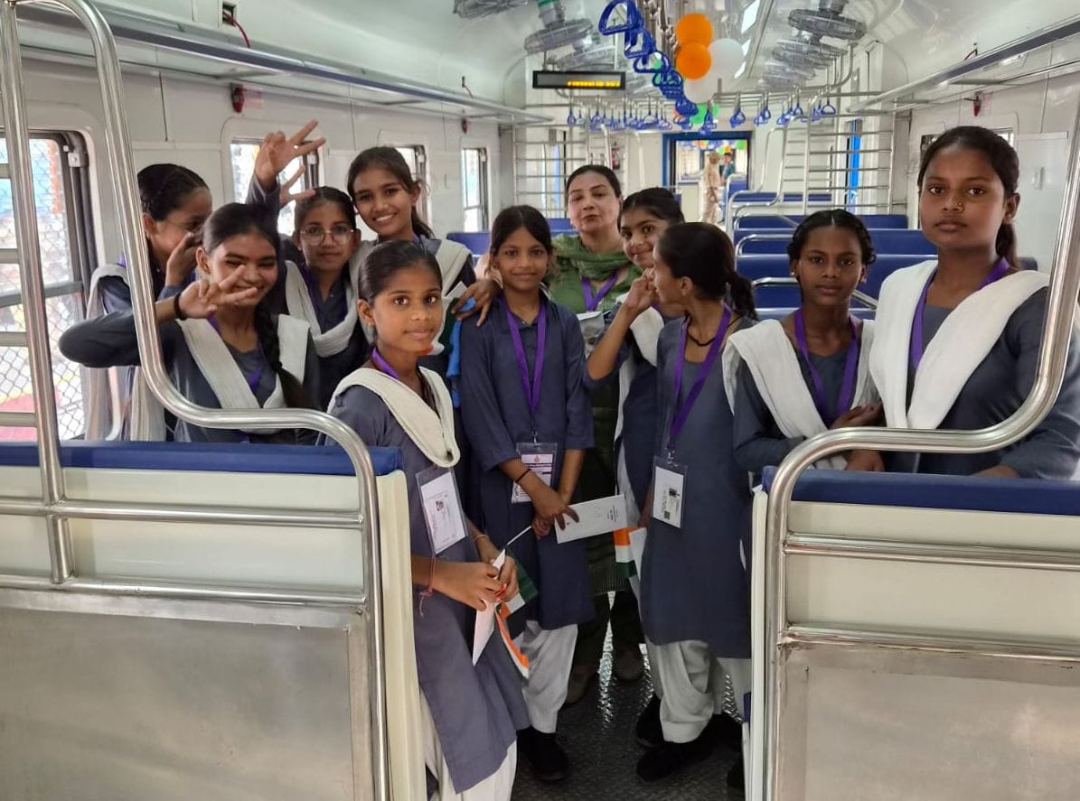 फोटो 17जेएनडी07-हाइड्रोजन ट्रेन में सवार होने से पहले उत्साहित बच्चे। संवाद फोटो 17जेएनडी07-हाइड्रोजन ट्रेन में सवार होने से पहले उत्साहित बच्चे। संवाद
