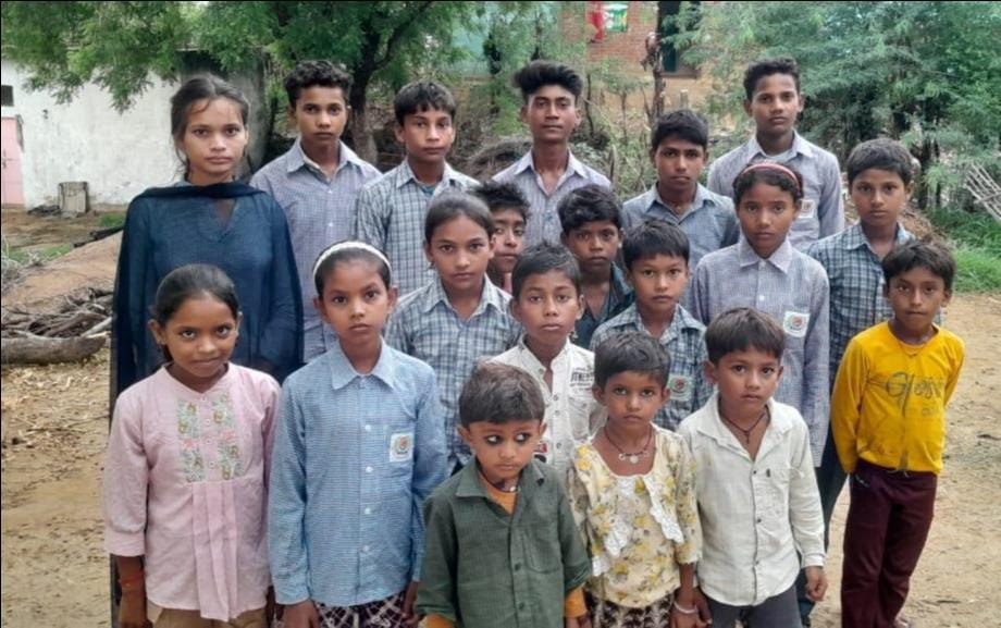 फोटो - 19 परासन से होते हुए नाला भरे पानी से निकलते स्कूली बच्चे। संवाद फोटो - 19 परासन से होते हुए नाला भरे पानी से निकलते स्कूली बच्चे। संवाद