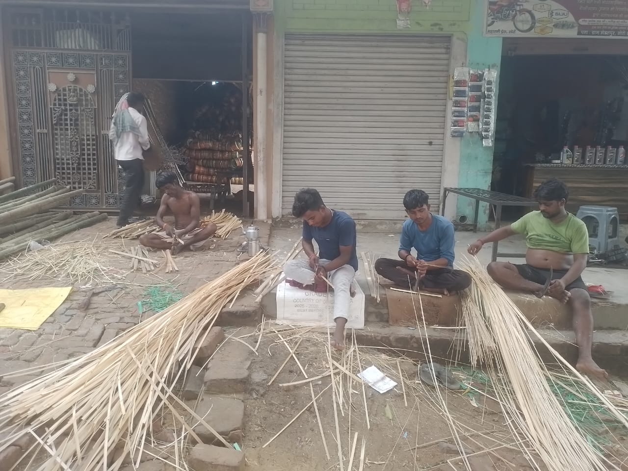 फोटो 42 - कासगंज के अमांपुर रोड स्थित चांडी रेलवे क्रासिंग बंद होने से लगी वाहनों की कतारें। स