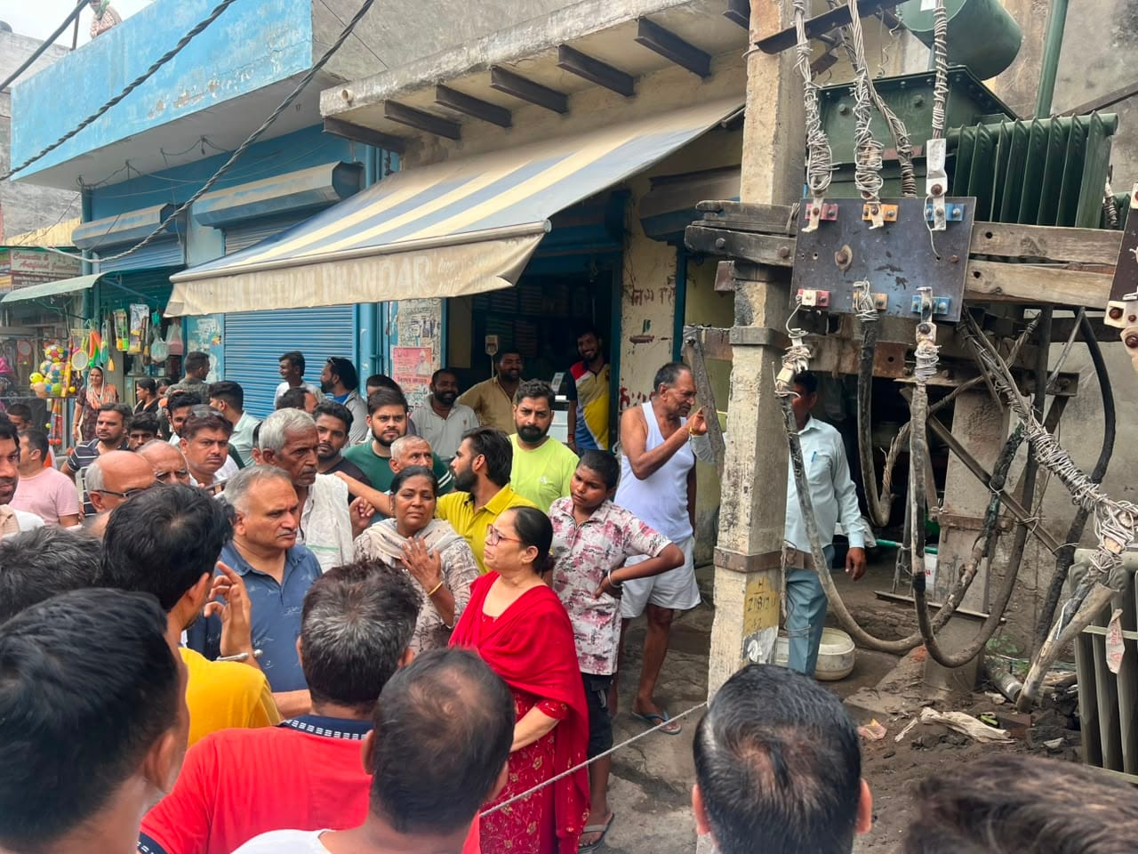 फोटो :: सोनीपत में सूरी पेट्रोल पंप वाली में रोड जाम कर रोष जताती महिलाएं। संवाद फोटो :: सोनीपत में सूरी पेट्रोल पंप वाली में रोड जाम कर रोष जताती महिलाएं। संवाद